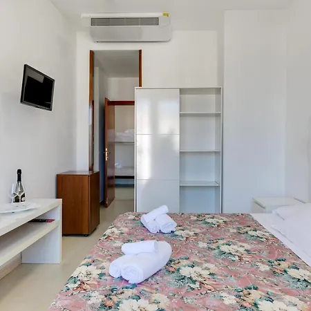Hotel La Perla Rimini-3